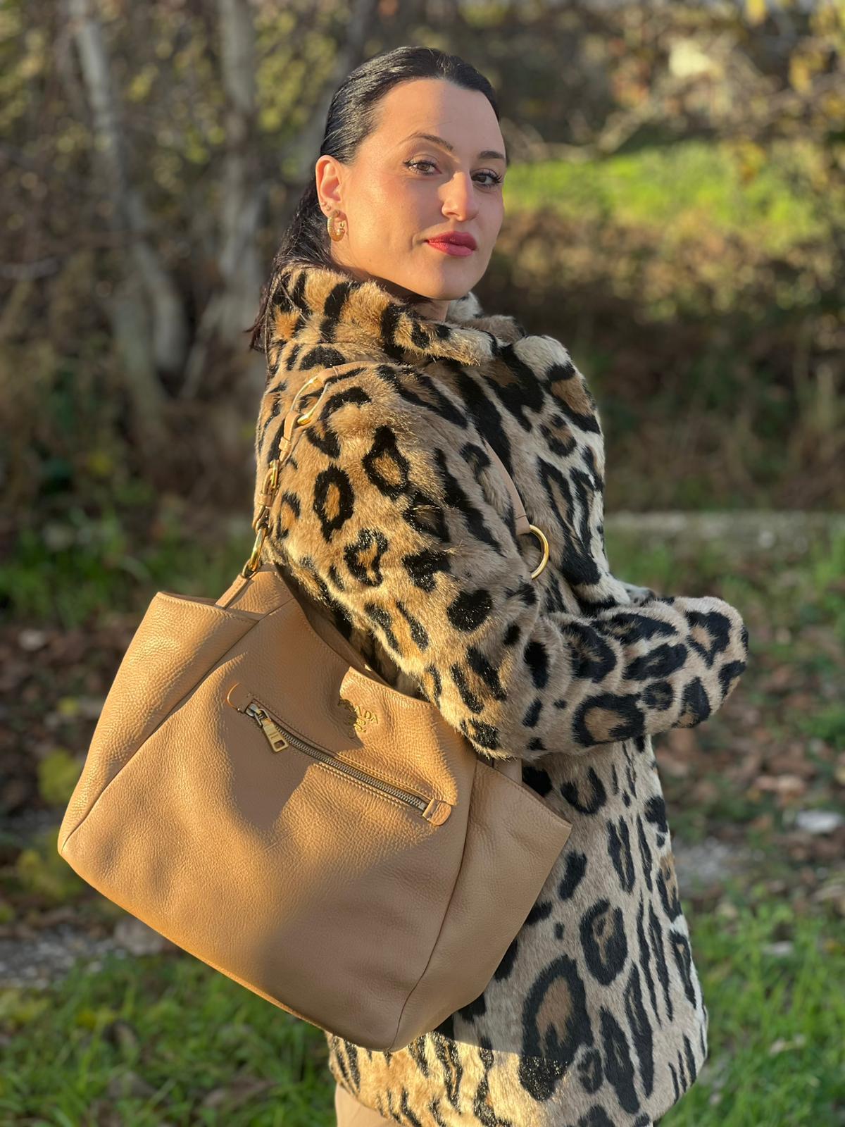 indossata Borsa Prada in pelle martellata beige e parti metalliche dorate; munitra di un manico singolo, indossabile a spalla. Completa di dustbag, di lusso, originale, ottime condizioni. 