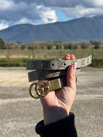  Cintura Gucci reversibile in canvas beige GG e marrone con parti metalliche dorate, di lusso, ottime condizioni, usata.