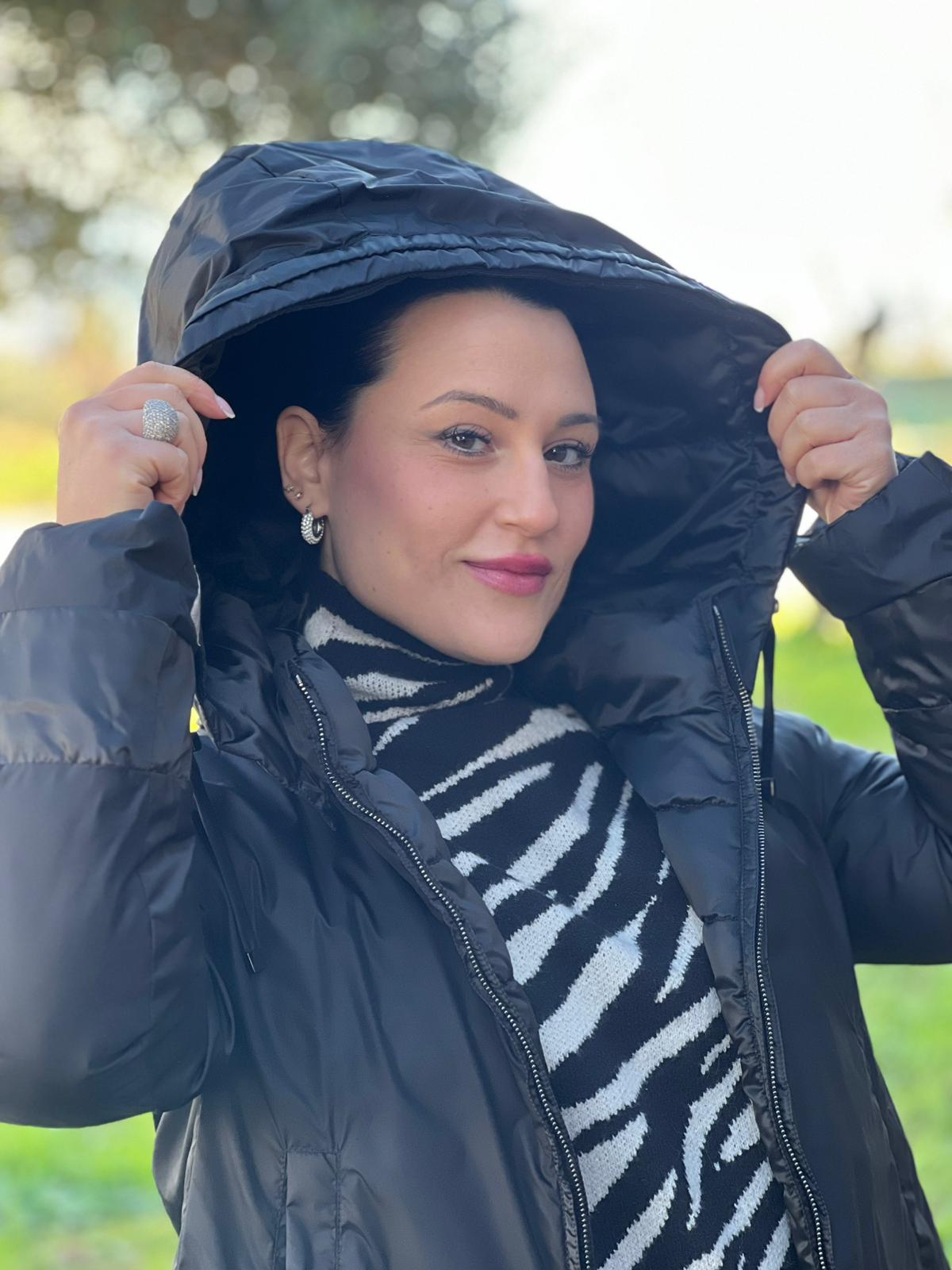 Piumino The Cube Max Mara in 57% poliammide e 43% poliestere nero con dettagli metallici argentati, di lusso, originale, ottime condizioni, usata.