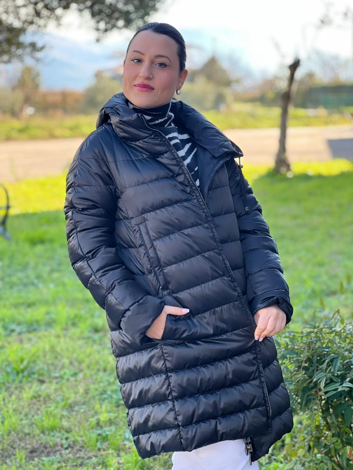 Piumino The Cube Max Mara in 57% poliammide e 43% poliestere nero con dettagli metallici argentati, di lusso, originale, ottime condizioni, usata.