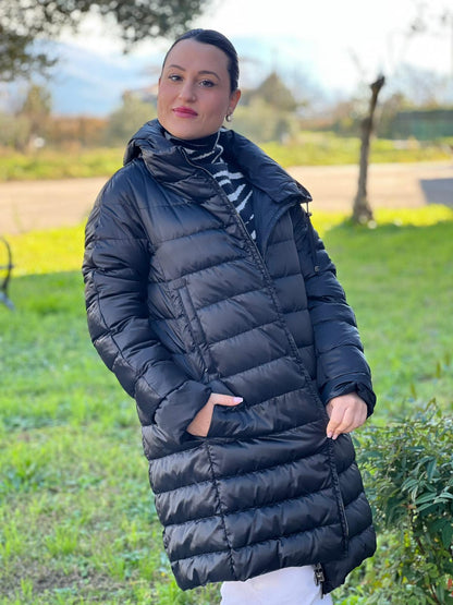 Piumino The Cube Max Mara in 57% poliammide e 43% poliestere nero con dettagli metallici argentati, di lusso, originale, ottime condizioni, usata.