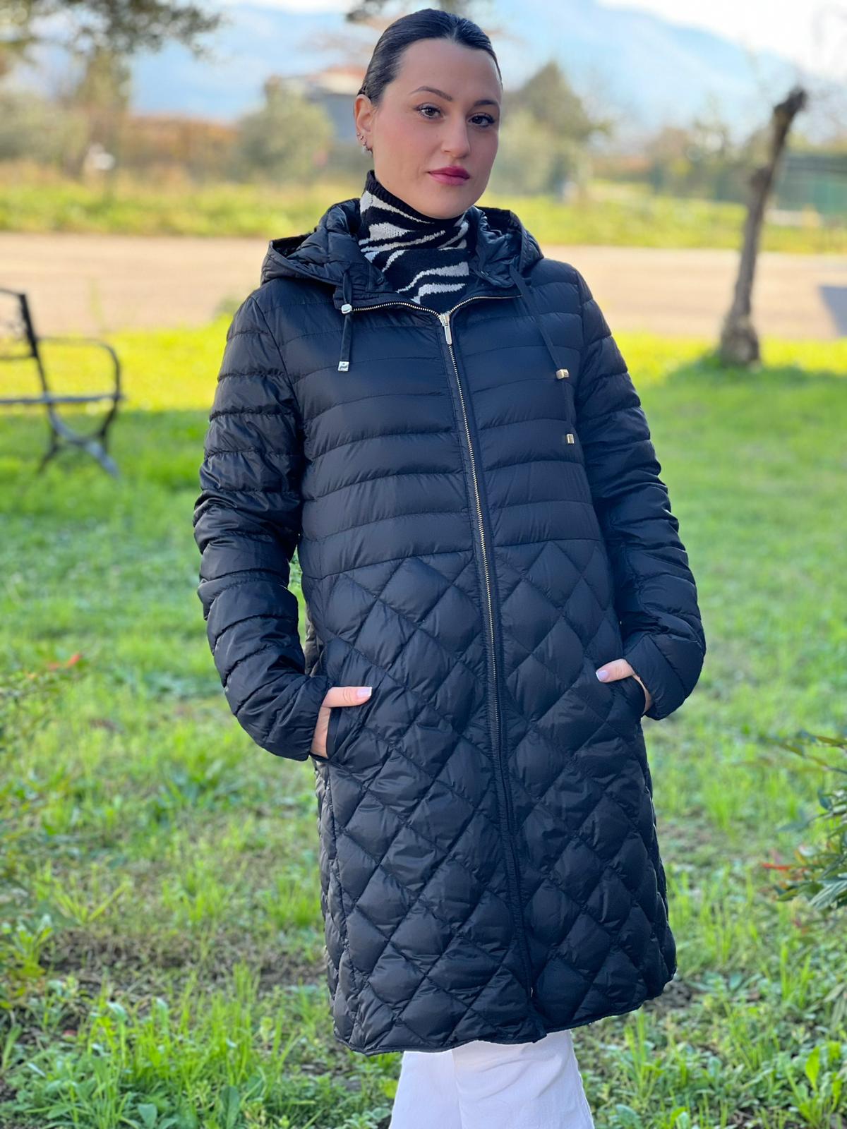 Piumino Max Mara trapuntato nero in 100% poliammide, munito di doppie cinture elastiche, di lusso, originale, usato.