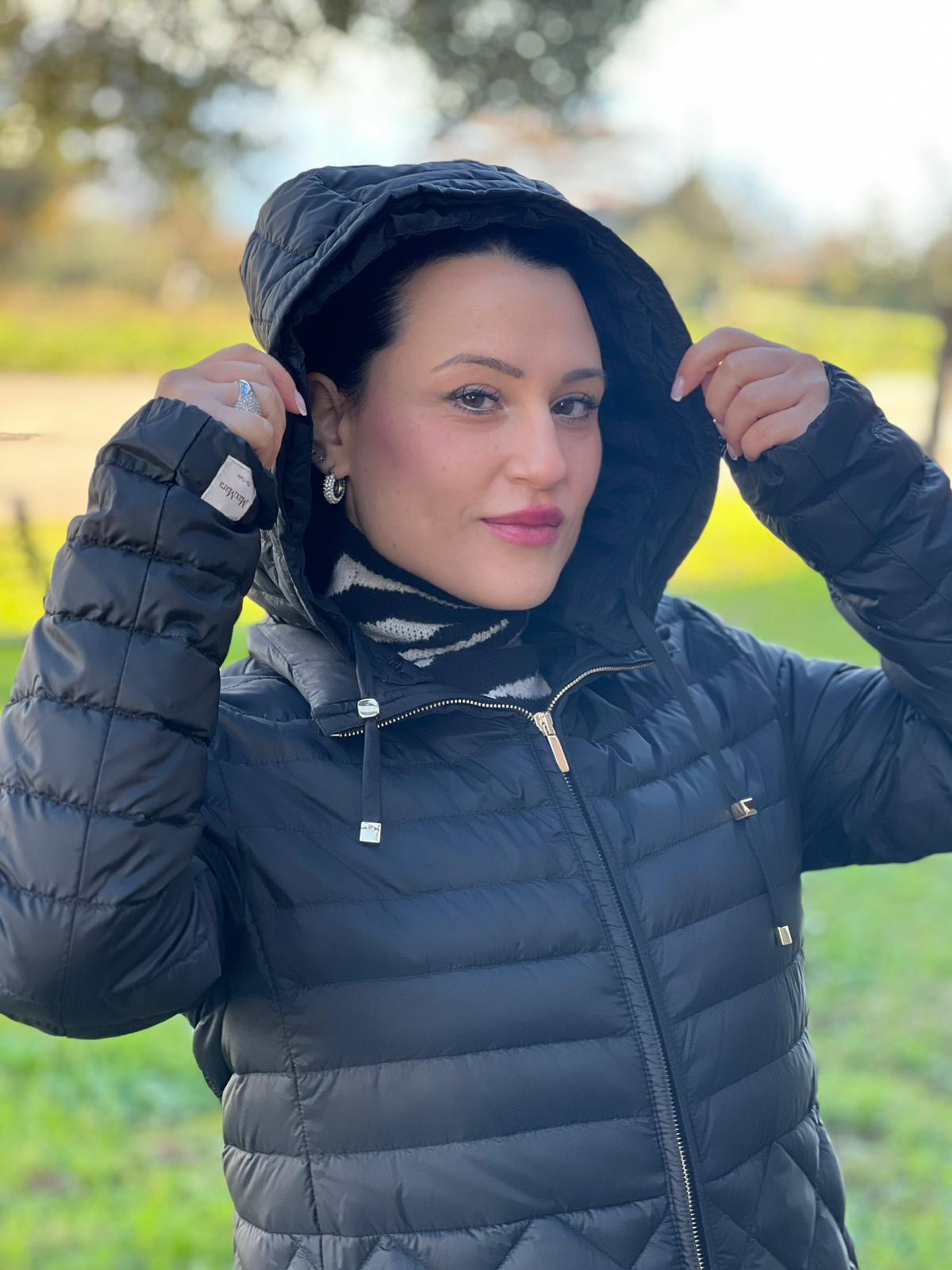 Piumino Max Mara trapuntato nero in 100% poliammide, munito di doppie cinture elastiche, di lusso, originale, usato.