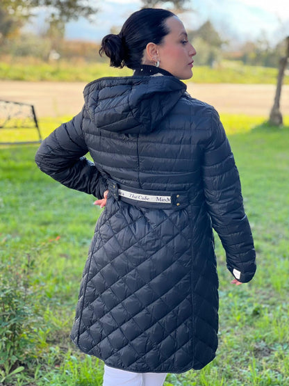 Piumino Max Mara trapuntato nero in 100% poliammide, munito di doppie cinture elastiche, di lusso, originale, usato.