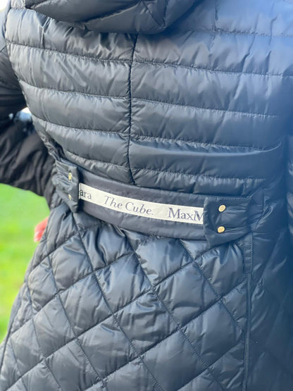 Piumino Max Mara trapuntato nero in 100% poliammide, munito di doppie cinture elastiche, di lusso, originale, usato.