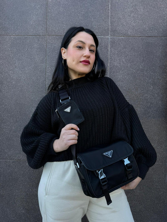 indossata Borsa Prada in nylon nero con finiture in pelle saffiano tono su tono e parti metalliche argentate; munita di una tracolla regolabile in tessuto e un pouch rimovibile. Completa di scatola, di lusso, originale, ottime condizioni. 