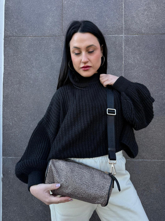 indossata Borsa Borbonese in nylon trama occhio di pernice su base marrone con finiture in pelle nere e parti metalliche dorate; munita di una tracolla in tessuto regolabile. Completa di dustbag, di lusso, originale, usata. 