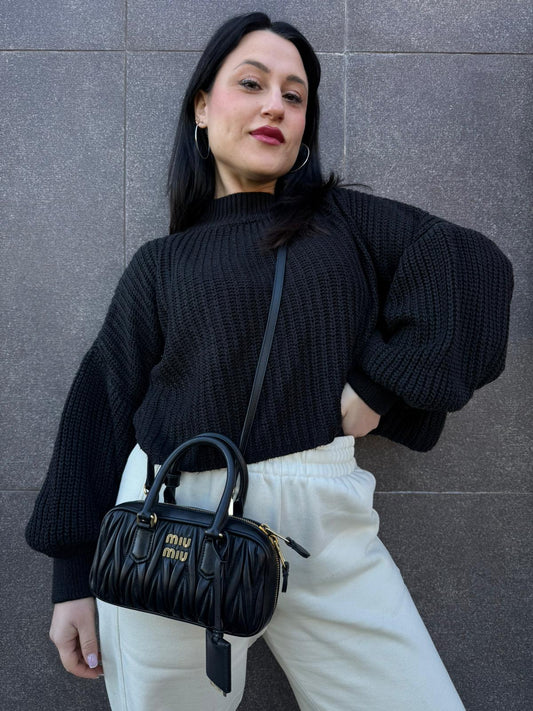 front Borsa Miu Miu Arcadie regular in pelle nera matelassè con parti metalliche dorate, munita di doppi manici stondati e una tracolla amovibile e regolabile. Completa di dustbag, di lusso, originale, ottime condizioni, usata. 