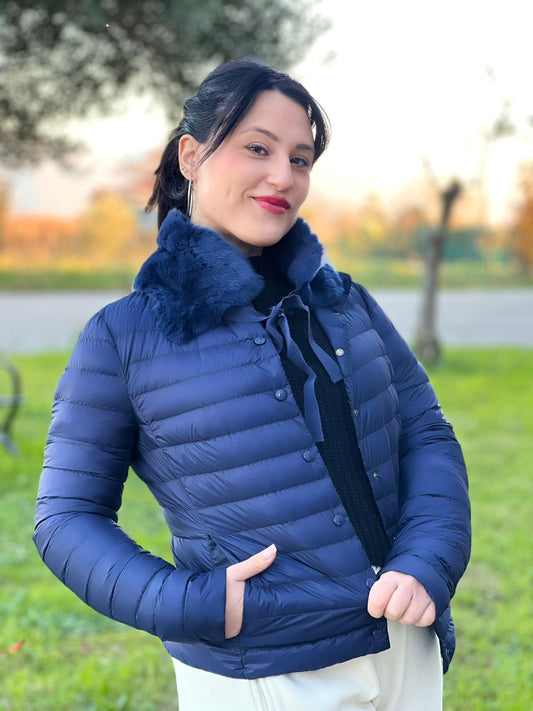 Piumino Moncler in 100% poliammide blu con collo amovibile effetto pelo, di lusso, originale, ottime condizioni.