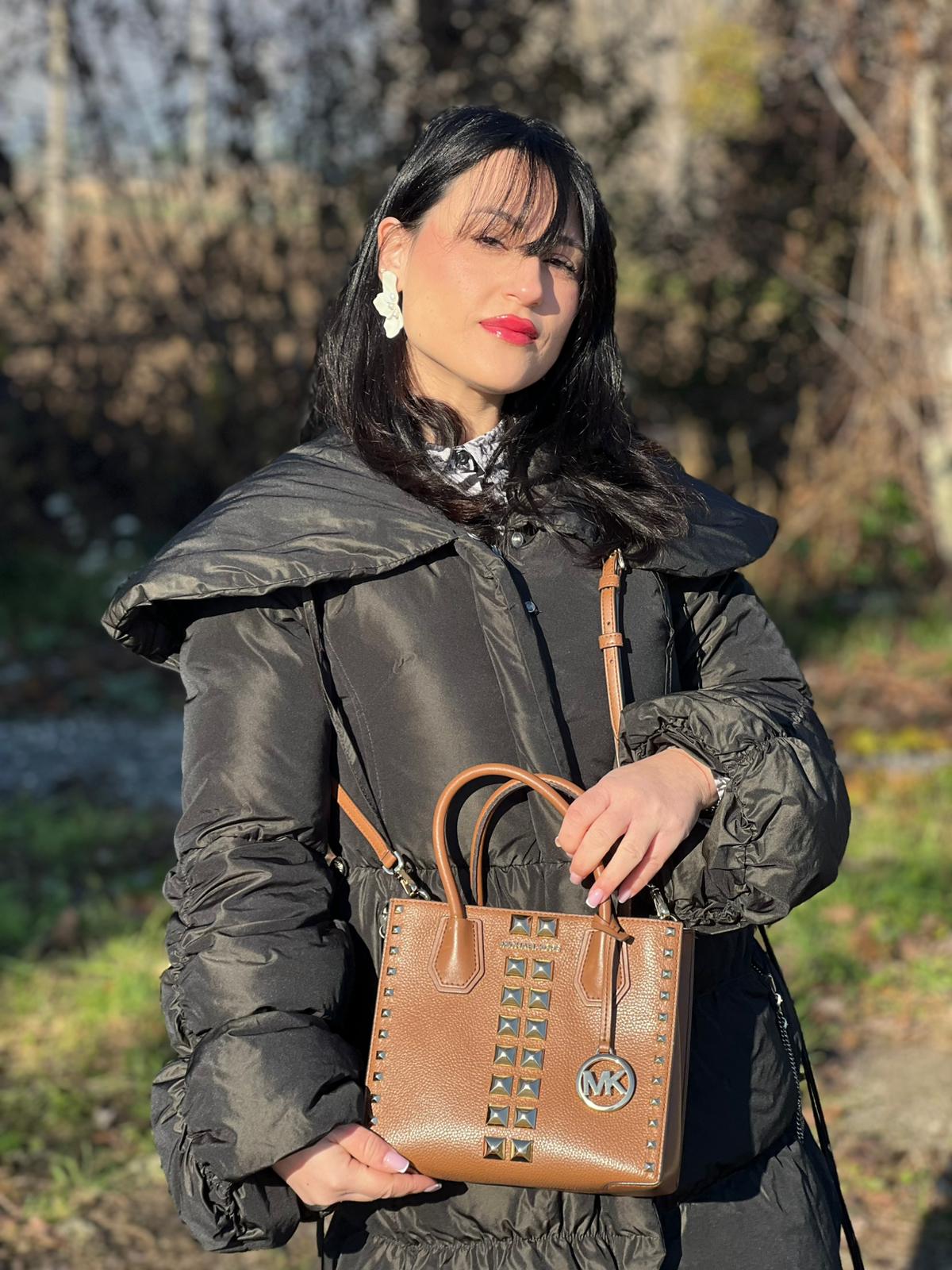 indossata Borsa Michael Kors in pelle color cammello con parti metalliche dorate; munita di doppi manici e una tracolla amovibile e regolabile, impreziosita da borchie piramidali, di lusso, originale, ottime condizioni. 