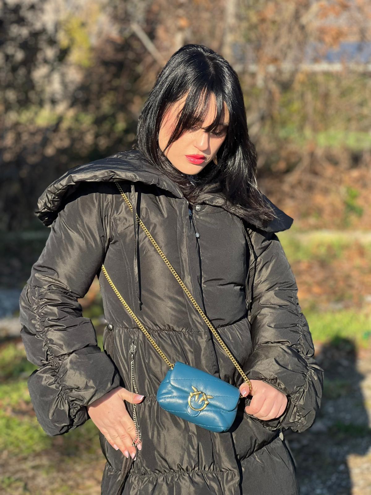 indossata Borsa Pinko in pelle matelassè blu petrolio con parti metalliche dorate; munita di una tracolla in catena. Completa di dustbag, di lusso, originale, ottime condizioni, usata. 