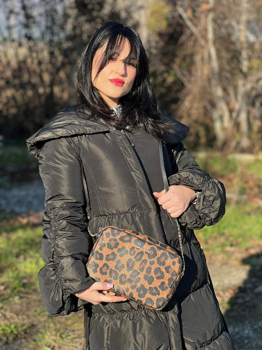 indossata Borsa Michael Kors in canvas trama animalier con parti metalliche dorate e finiture in pelle nere; munita di una tracolla regolabile, di lusso, originale, ottime condizioni. 