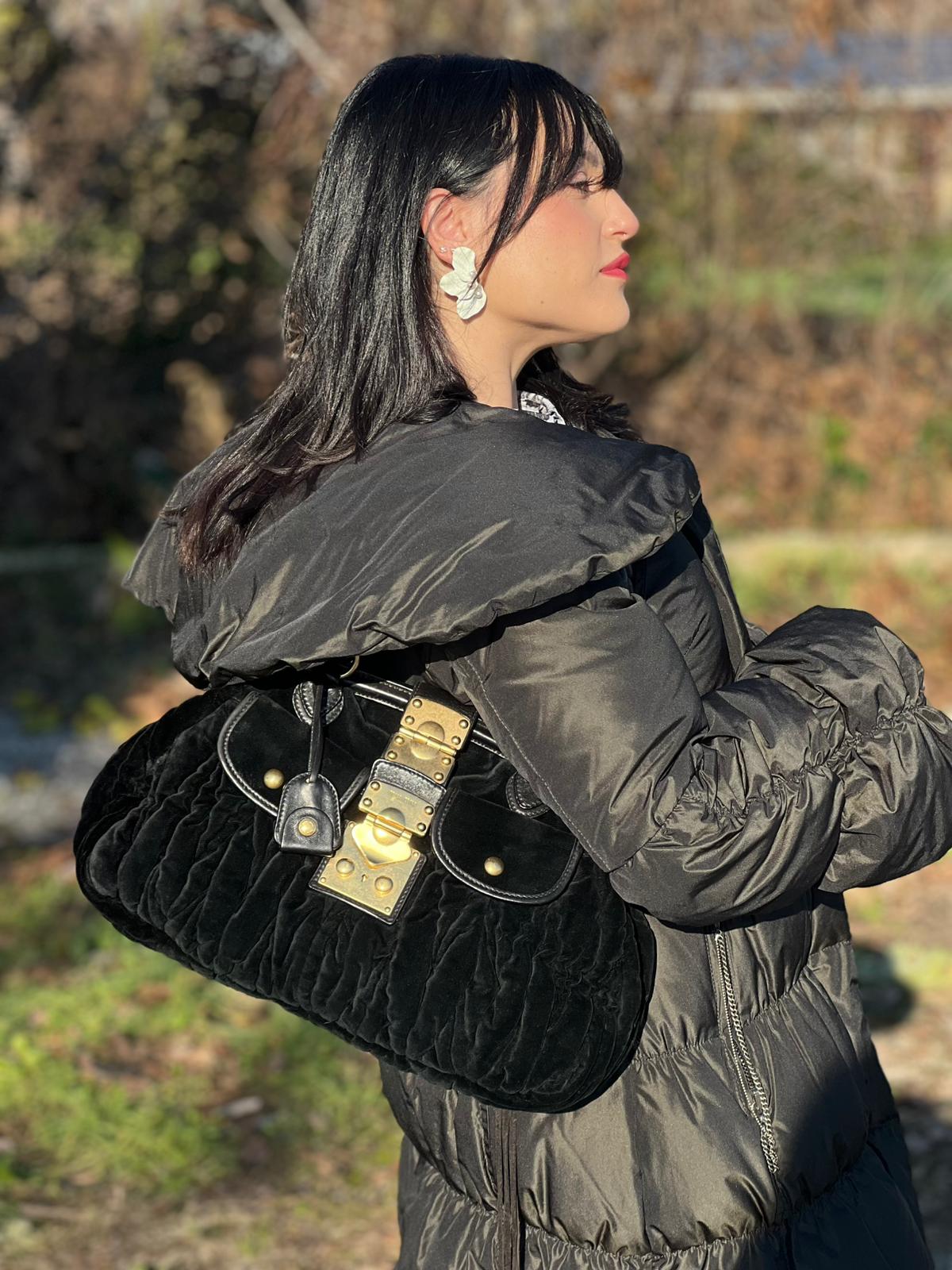 indossata Borsa Miu Miu in velluto nero con finiture in pelle tono su tono e parti metalliche dorate; munita di doppi manici intrecciati, di lusso, originale, ottime condizioni, usata. 
