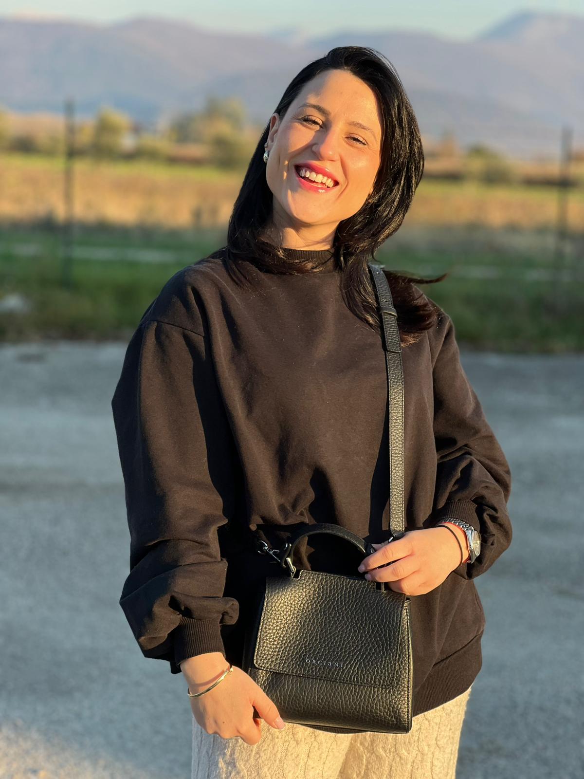 indossata Borsa Orciani in pelle martellata nera con parti metalliche argentate; munita di un manico singolo e una tracolla amovibile e regolabile. Completa di dustbag, di lusso, usata, originale. 