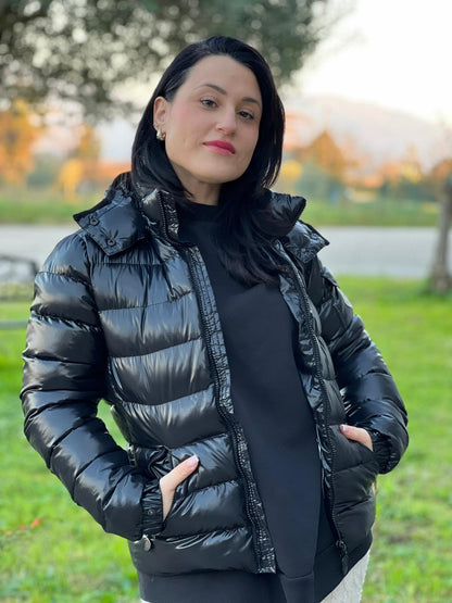  Piumino Moncler in 100 % poliammide nero munito di cappuccio, di lusso, originale, ottime condizioni, usato.