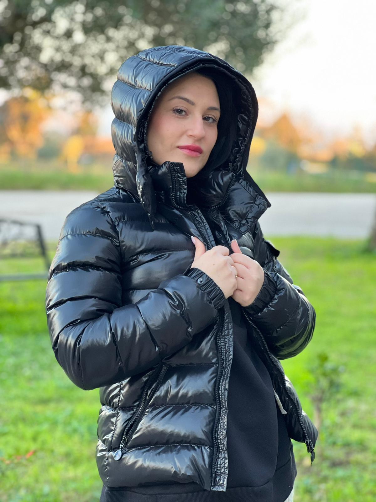  Piumino Moncler in 100 % poliammide nero munito di cappuccio, di lusso, originale, ottime condizioni, usato.