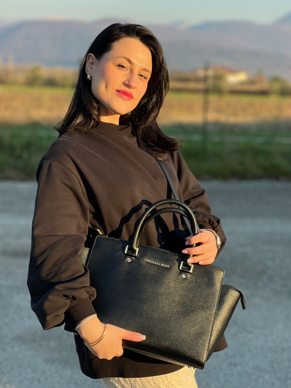 indossata Borsa Michael Kors in pelle saffiano nera con parti metalliche dorate; munita di doppi manici stondati e una tracolla amovibile e regolabile, di lusso, originale, ottime condizioni. 