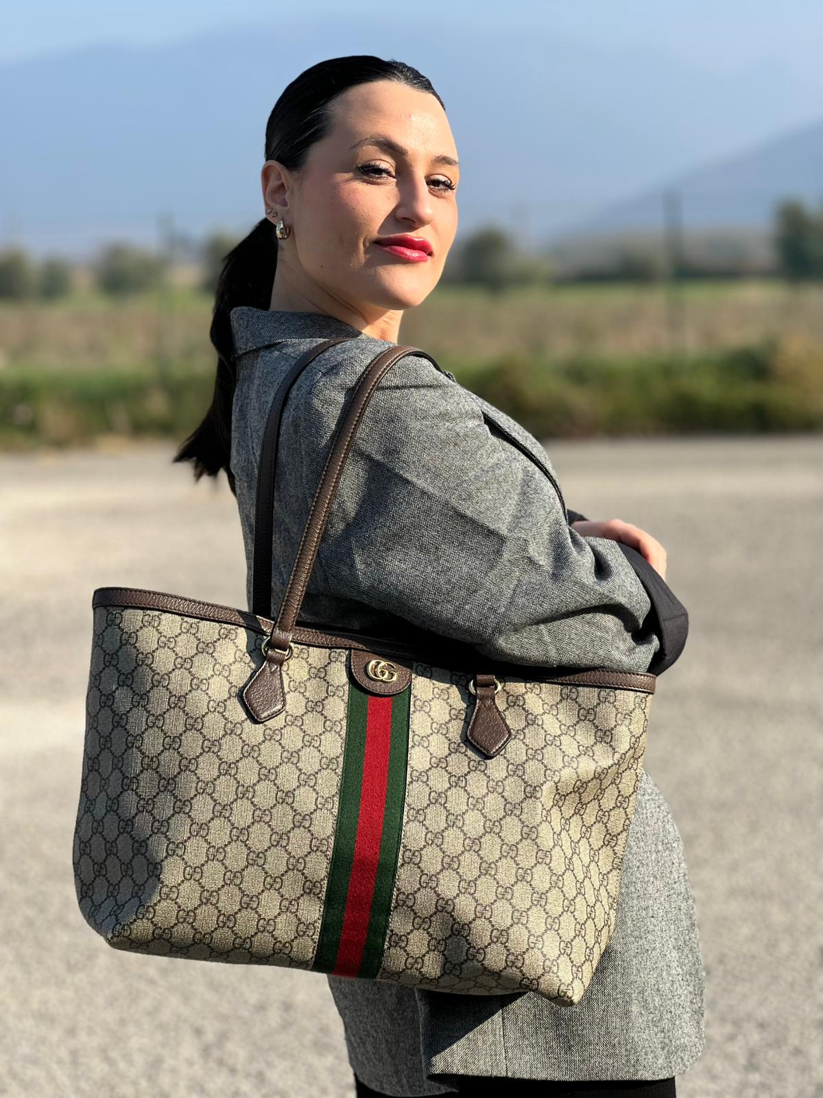 indossata Shopper Gucci Ophidia in canvas beige GG con finiture in pelle marrone e striscia Web verde e rossa, da indossare a spalla. Doppie G decorative sul front in metallo dorato. Completa di corredo, di lusso, originale, ottime condizioni, usata. 