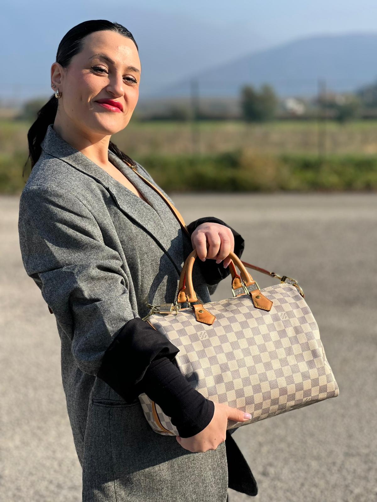 indossata Borsa Speedy 30 bandoulière Louis Vuitton in canvas Damier Azur con finiture in vacchetta naturale e parti metalliche dorate; munita di una tracolla amovibile e regolabile e doppi manici stondati. Completo di lucchetto, chiavi e scatola, di lusso, originale, ottime condizioni.