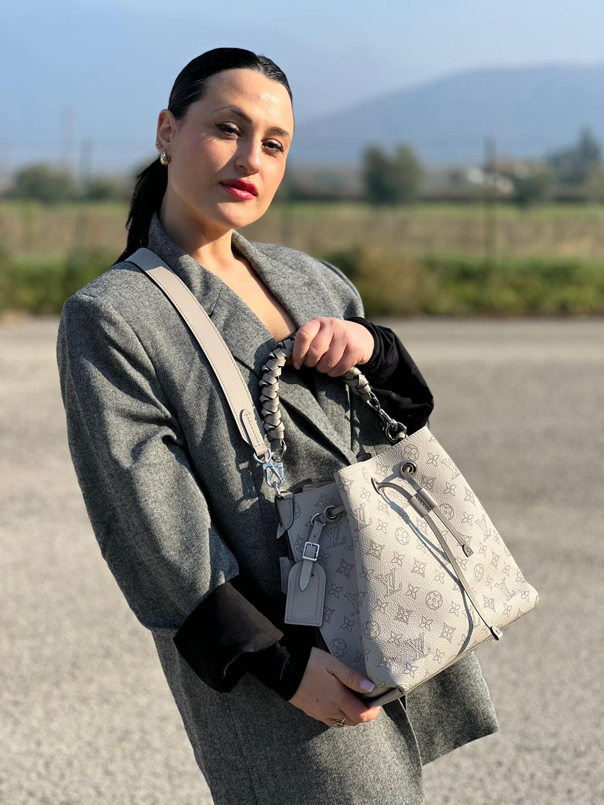 indossata Borsa Louis Vuitton in pelle Mahina color grigio Galet con perforature a motivo monogram e parti metalliche argentate, munita di un manico intrecciato e una tracolla amovibile e regolabile; impreziosita da portachiavi e porta address. Completa di corredo, chiavi e lucchetto, di lusso, originale, usata. 