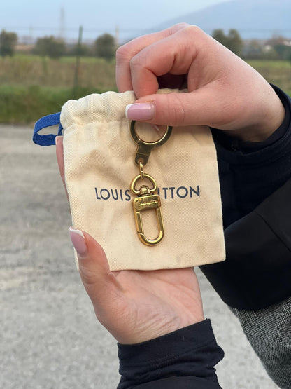 Charm Louis Vuitton in metallo dorato. Completo di scatola e sacchetto antipolvere, di lusso, usato, originale. 