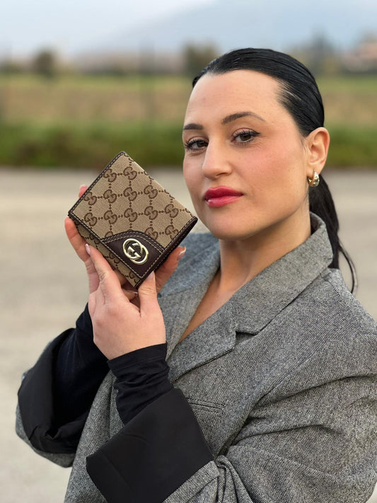 Portafoglio Gucci in tessuto beige GG con finiture in pelle marrone e parti metalliche dorate. Completo di busta e dustbag, di lusso, originale, ottime condizioni. 