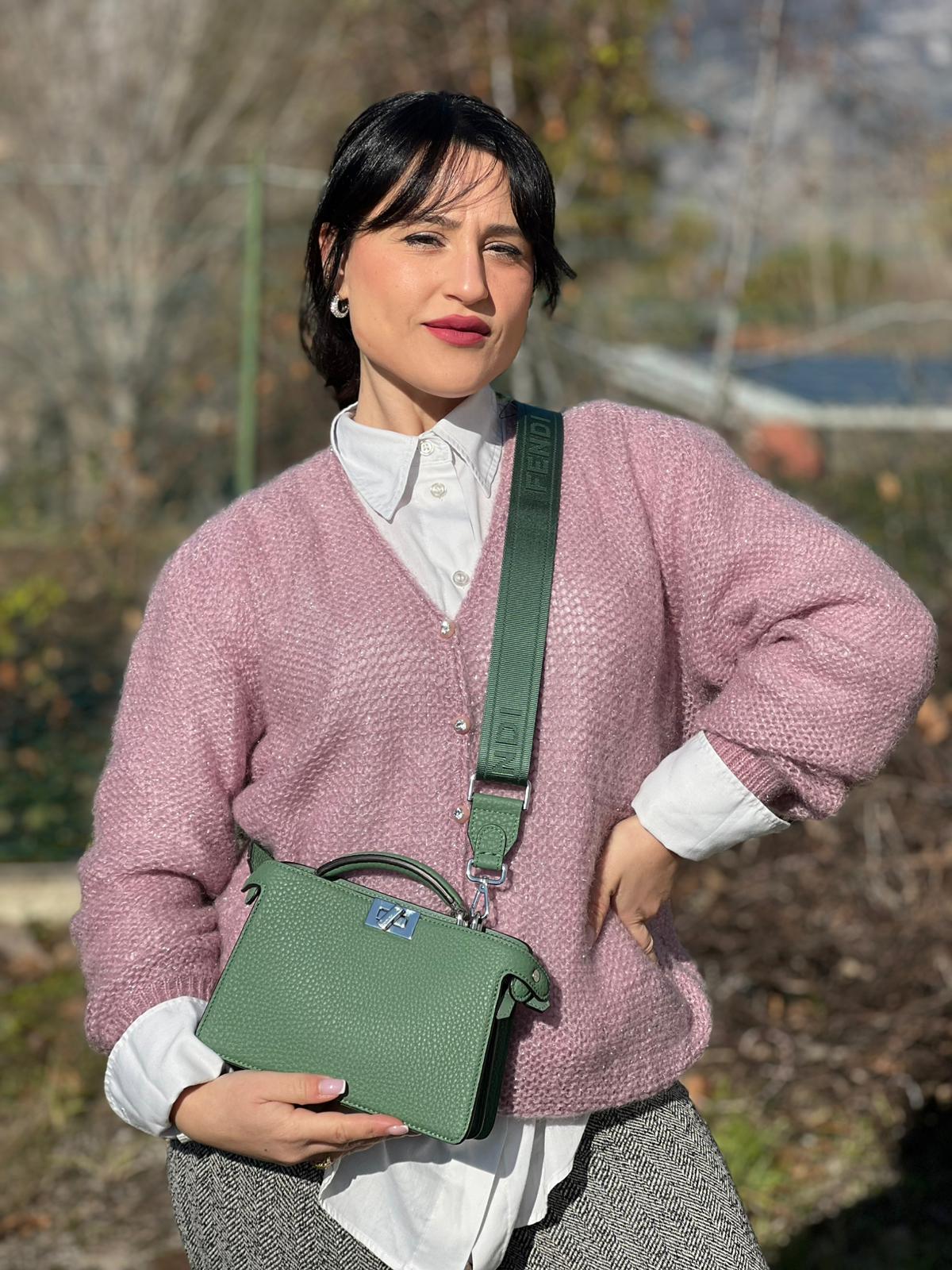 indossata Borsa Fendi in pelle martellata color verde salvia con parti metalliche argentate; munita di una tracolla in tessuto logata, amovibile e regolabile e un manico singolo. Completa di corredo, di lusso, originale, eccellenti condizioni.