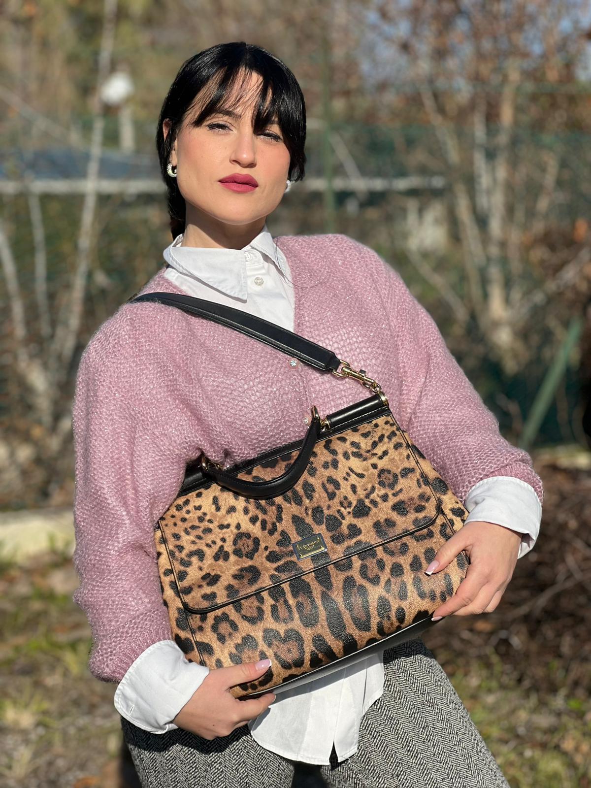 front Borsa Dolce & Gabbana in canvas con trama animalier, finiture nere e parti metalliche dorate; munita di un manico singolo e un manico amovibile, di lusso, originale, ottime condizioni. 
