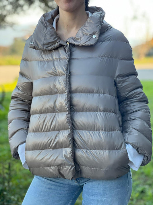 Piumino Herno in 100% poliammide color sabbia con parti metalliche dorate, caratterizzato da imbottitura trapuntata, di lusso, originale, ottime condizioni.