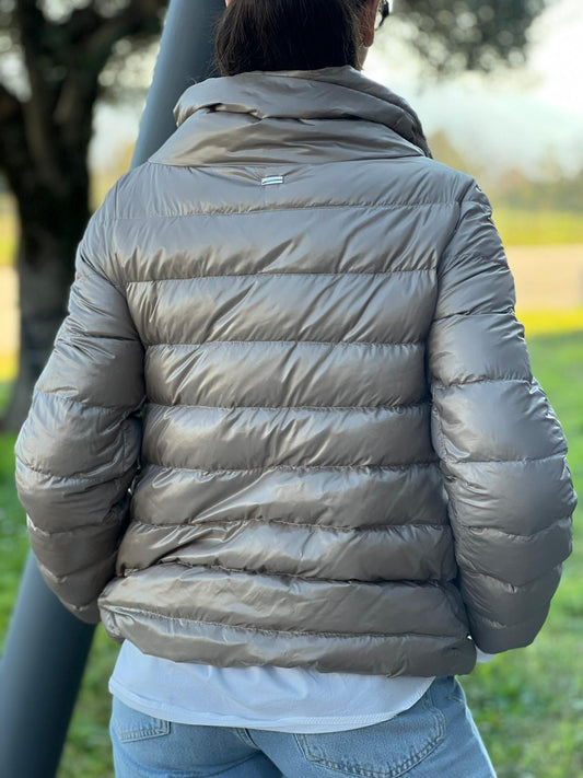 Piumino Herno in 100% poliammide color sabbia con parti metalliche dorate, caratterizzato da imbottitura trapuntata, di lusso, originale, ottime condizioni.