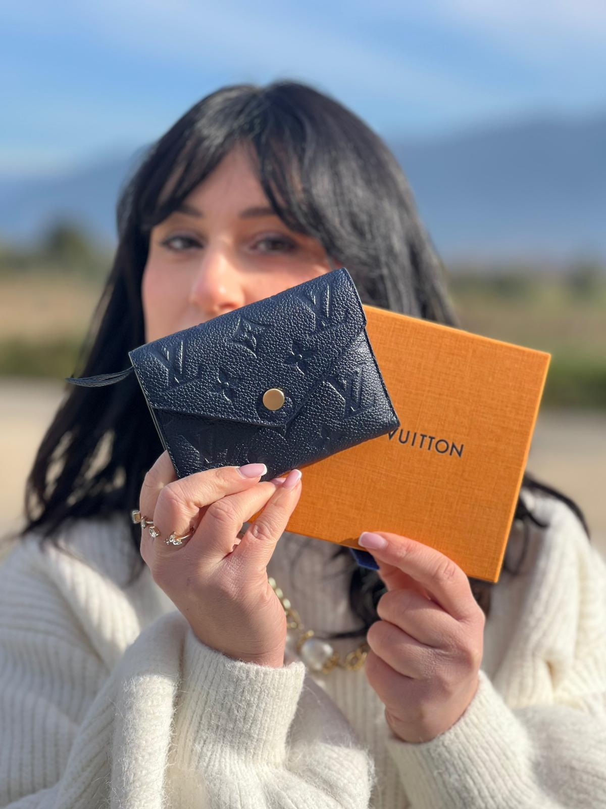 Portafoglio Louis Vuitton in pelle blu monogram Empreinte con parti metalliche dorate. Completo di scatola, di lusso, originale, ottime condizioni.