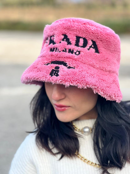 Cappello Prada in 100% poliestere rosa bubblegum e logo sul front nero. Completo di dustbag.