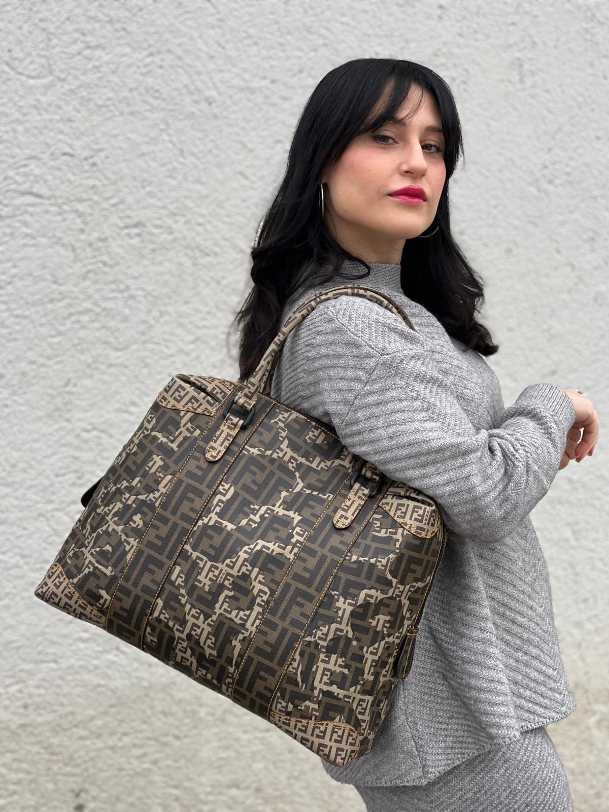 indossata Borsa Fendi in canvas color tabacco trama Zucca camouflage; munita di doppi manici stondati, da portare a spalla. Completa di dustbag, di lusso, originale, ottime condizioni, usata.