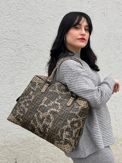 indossata Borsa Fendi in canvas color tabacco trama Zucca camouflage; munita di doppi manici stondati, da portare a spalla. Completa di dustbag, di lusso, originale, ottime condizioni, usata.