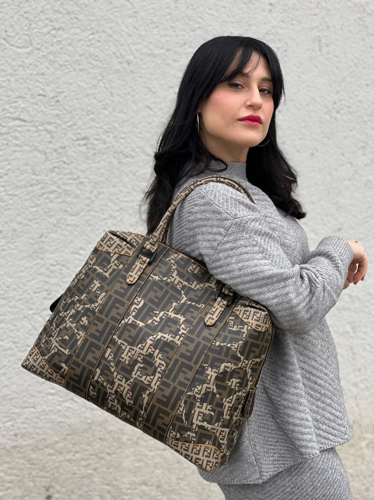 indossata Borsa Fendi in canvas color tabacco trama Zucca camouflage; munita di doppi manici stondati, da portare a spalla. Completa di dustbag, di lusso, originale, ottime condizioni, usata.