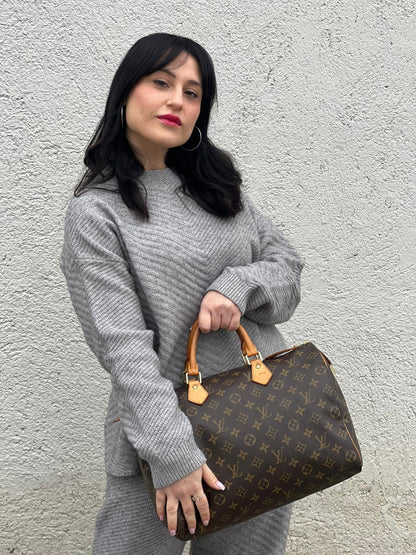 indossata Borsa Louis Vuitton in canvas monogram marrone con parti metalliche dorate; munita di doppi manici stondati, da portare a mano. Completa di dustbag, lucchetto e chiavi, di lusso, usato, ottime condizioni. 