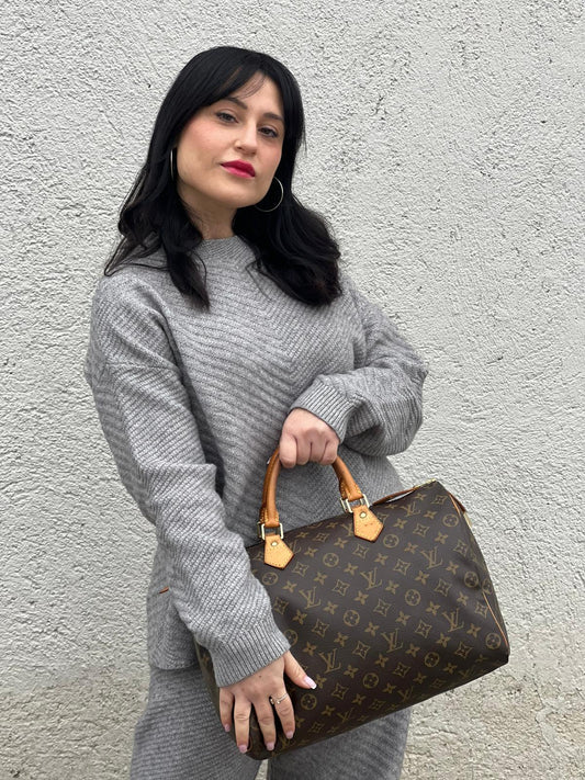 indossata Borsa Louis Vuitton in canvas monogram marrone con parti metalliche dorate; munita di doppi manici stondati, da portare a mano. Completa di dustbag, lucchetto e chiavi, di lusso, usato, ottime condizioni. 