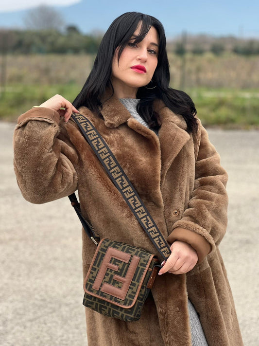 front Borsa Fendi in tessuto color tabacco trama Zucca con finiture in pelle marroni; munita di una tracolla regolabile, di lusso, originale, ottime condizioni.