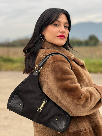 indossata Borsa Gucci in tessuto GG nero con finiture in pelle tono su tono e parti metalliche dorate; munita di doppi manici stondati. Completa di dustbag, di lusso, originale, ottime condizioni. 