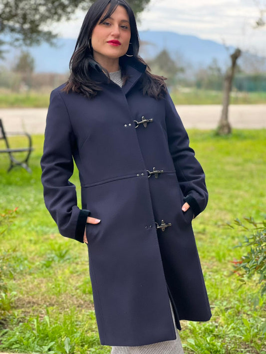 Cappotto Fay in 100% lana vergine blu rifinito con polsini e colletto in velluto, di lusso, ottime condizioni, usata, originale, ottime condizioni.