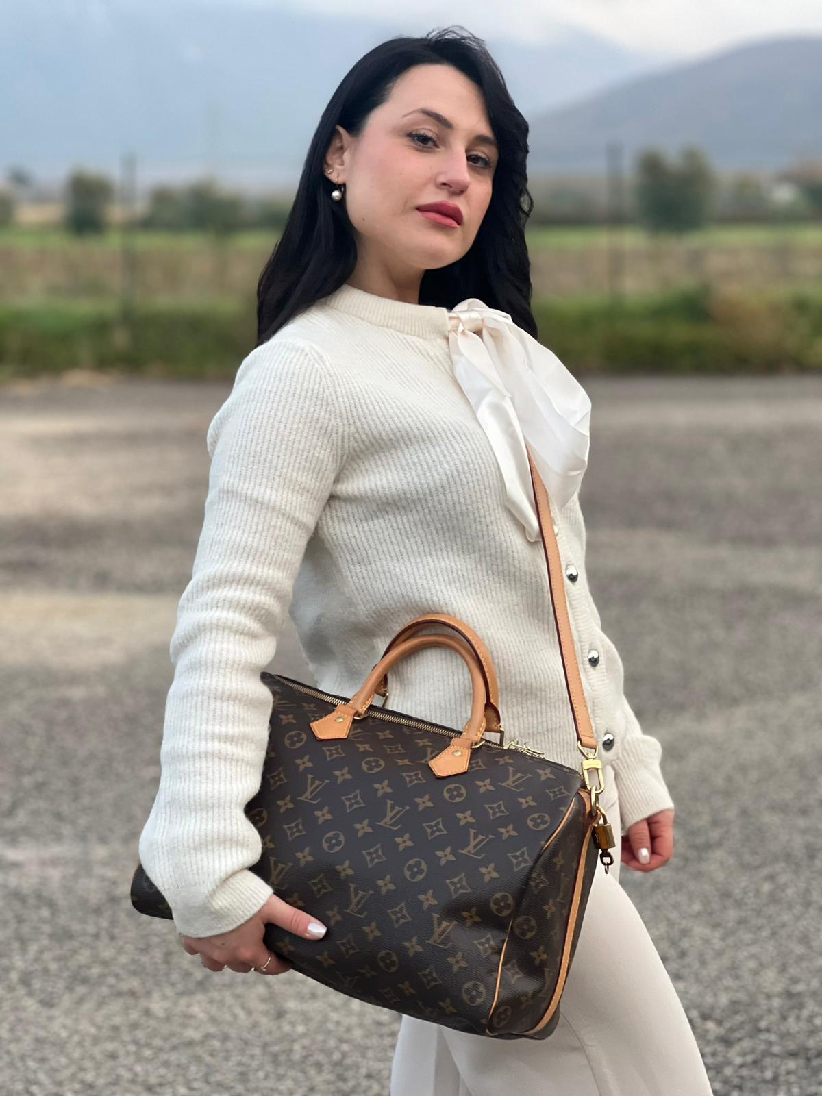 indossata Borsa Speedy 35 in canvas marrone monogram con finiture in vacchetta naturale e parti metalliche dorate; munita di doppi manici stondati e una tracolla amovibile e regolabile. Completa di corredo, lucchetto e chiavi, di lusso, originale, ottime condizioni. 