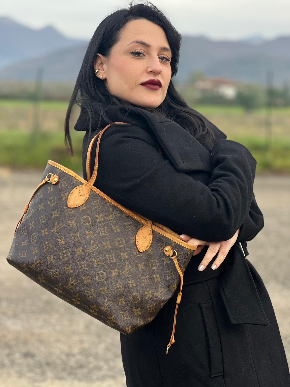 indossata Borsa Louis Vuitton in canvas marrone monogram con finiture in vacchetta naturale e parti metalliche dorate; munita di doppi manici, indossabile a spalla. Full set, di lusso, originale, ottime condizioni. 