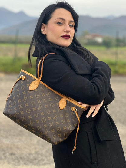 indossata Borsa Louis Vuitton in canvas marrone monogram con finiture in vacchetta naturale e parti metalliche dorate; munita di doppi manici, indossabile a spalla. Full set, di lusso, originale, ottime condizioni. 