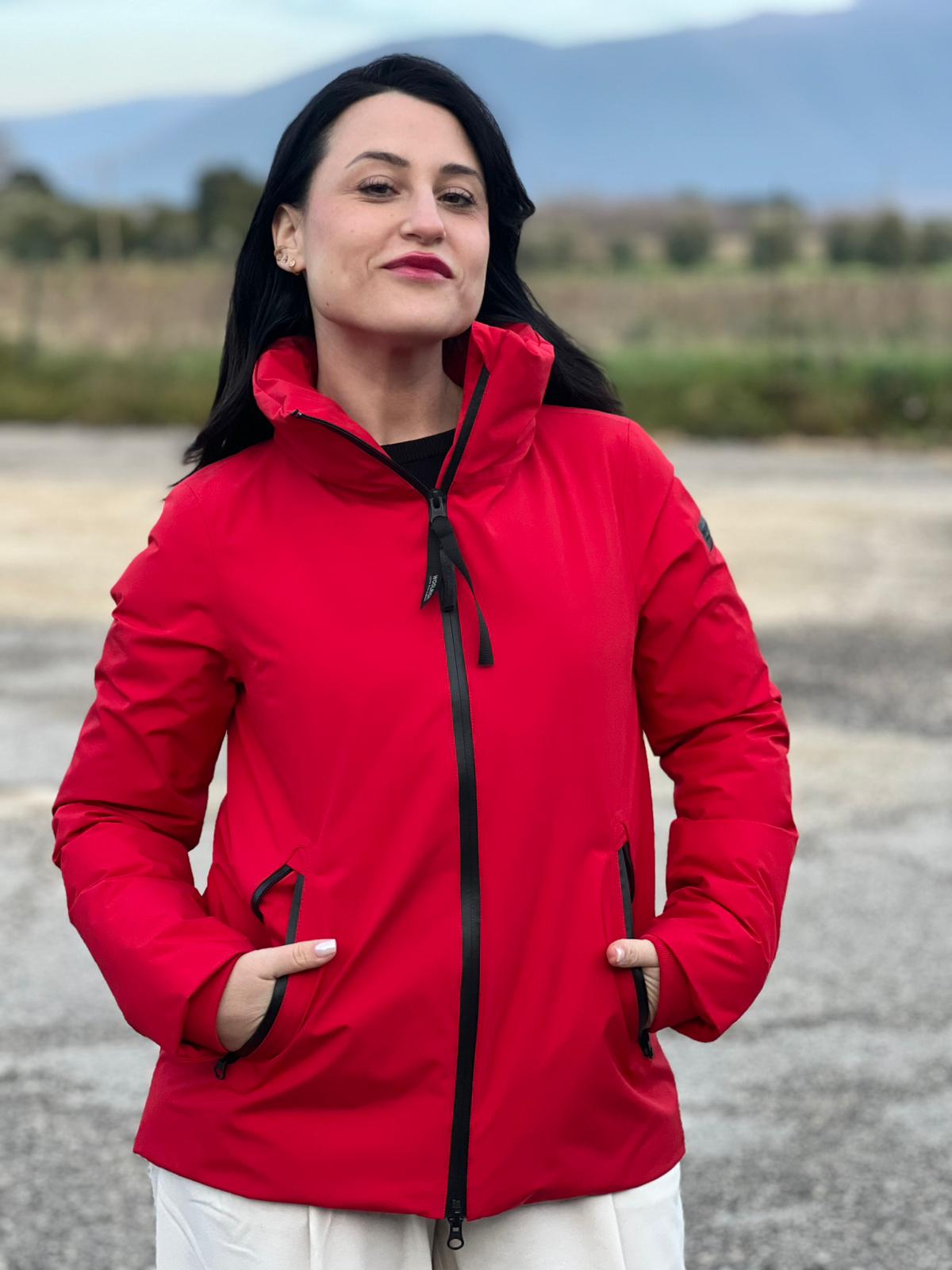 Giacca Woolrich in 100 % poliestere rosso con finiture nere, di lusso, originale, ottime condizioni.