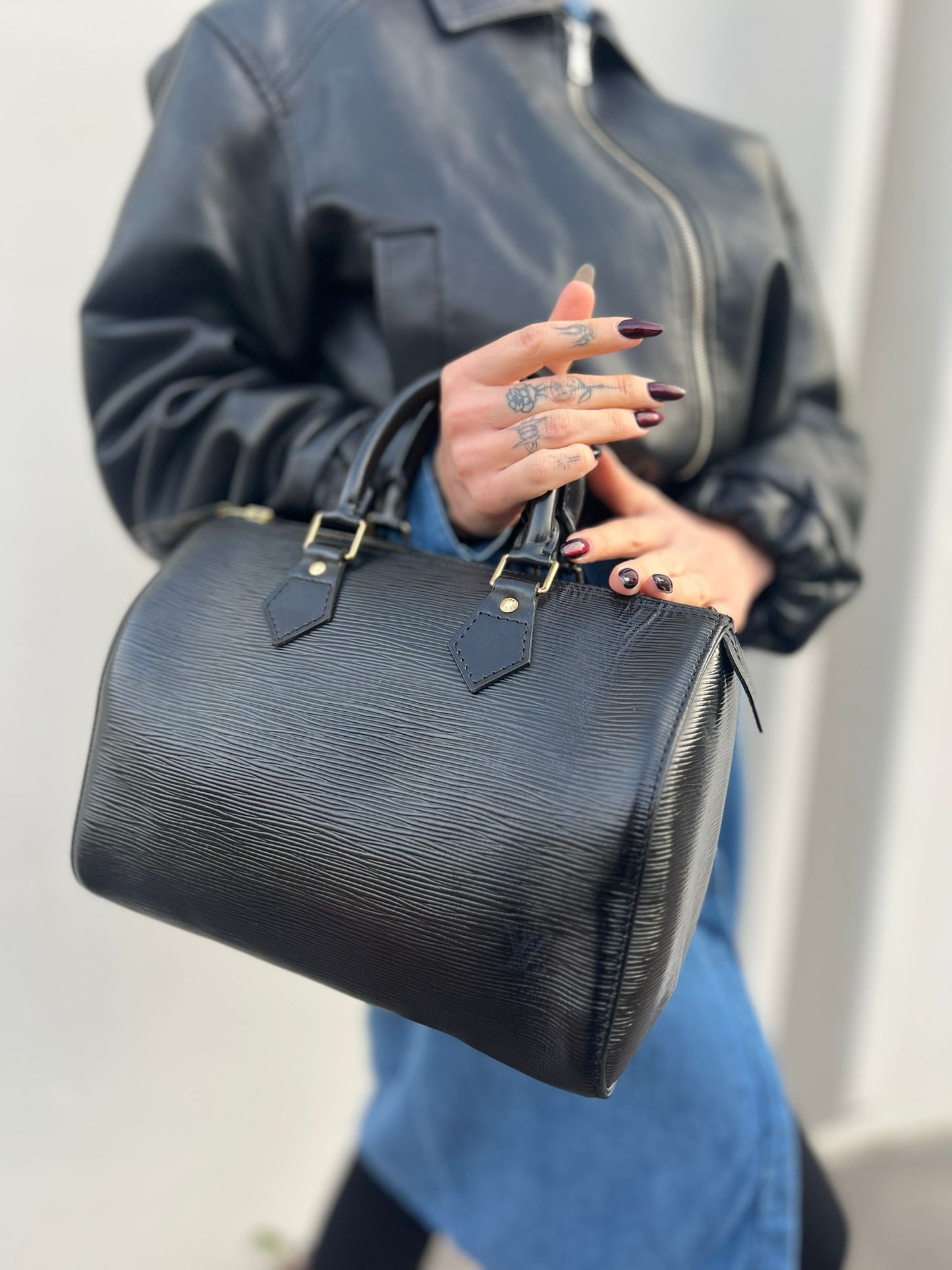 indossata Borsa Louis Vuitton in pelle Epi nera con parti metalliche dorate; munito di doppi manici stondati, da portare a mano, di lusso, originale, ottime condizioni, usata.