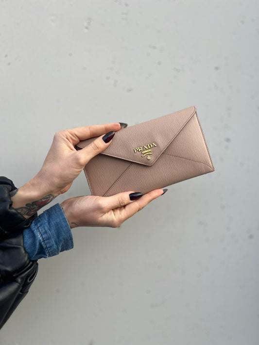 Pochette clutch Prada in pelle rosa cipria con parti metalliche dorate. Completo di scatola, di lusso, originale, ottime condizioni.