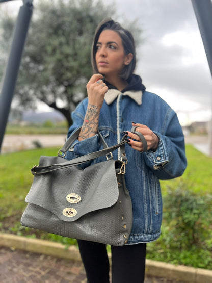 indossata Borsa Zanellato in pelle trama blandine grigia con parti metalliche argentate; munita di un manico singolo e una tracolla amovibile e regolabile, di lusso, originale, ottime condizioni, usata. 