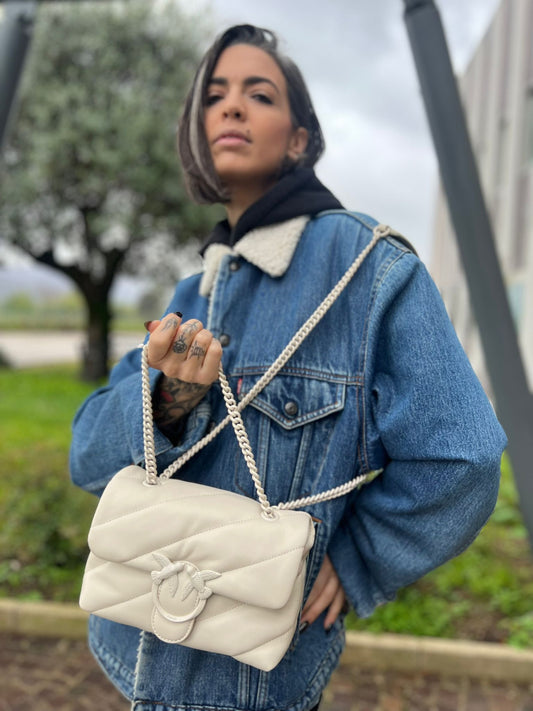 front Borsa Pinko in pelle matelassè bianco panna con parti metalliche tono su tono; munita di una tracolla in catena scorrevole con spallaccio in pelle. Completa di dustbag e cartellini, di lusso, originale, ottime condizioni. -