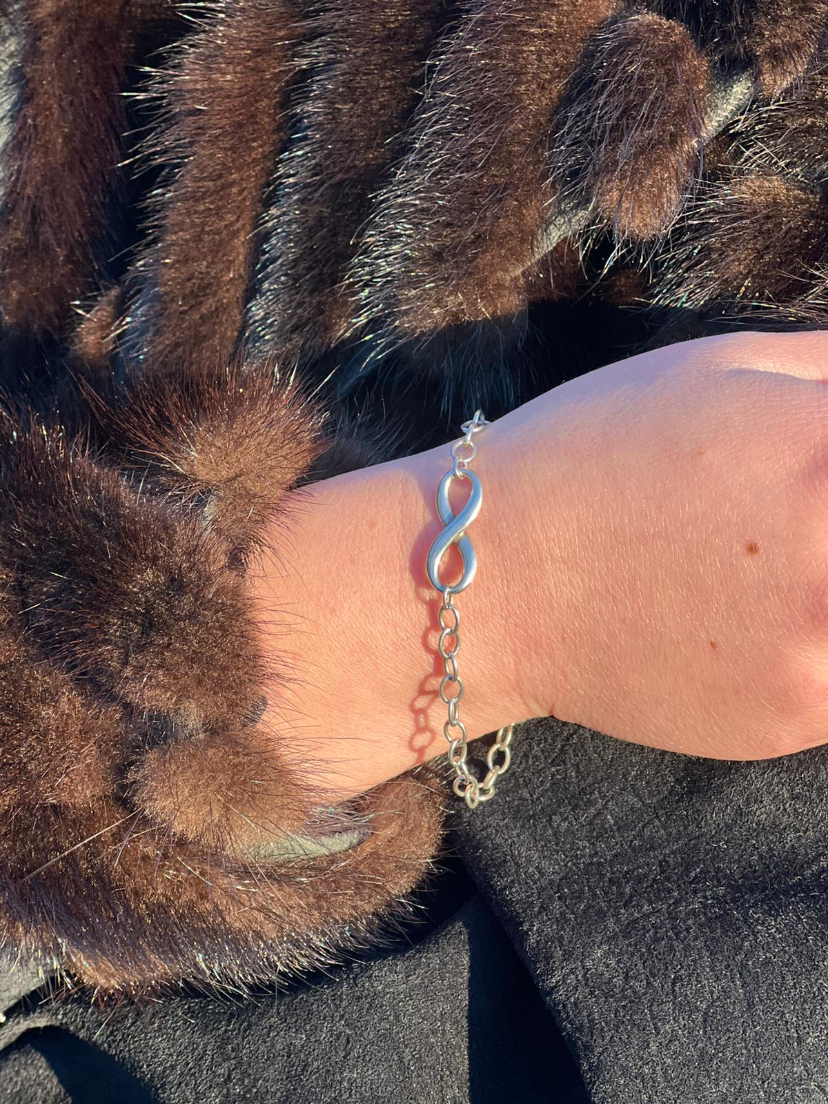  Bracciale Tiffany&Co. in argento 925 con ciondolo "infinito'' Completo di sacchetto antipolvere e scatola, originale, usato, di lusso.