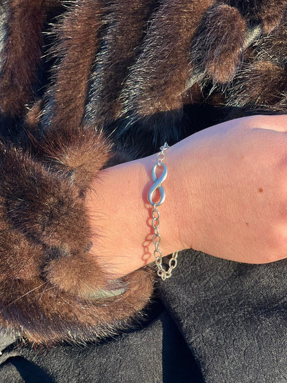  Bracciale Tiffany&Co. in argento 925 con ciondolo "infinito'' Completo di sacchetto antipolvere e scatola, originale, usato, di lusso.